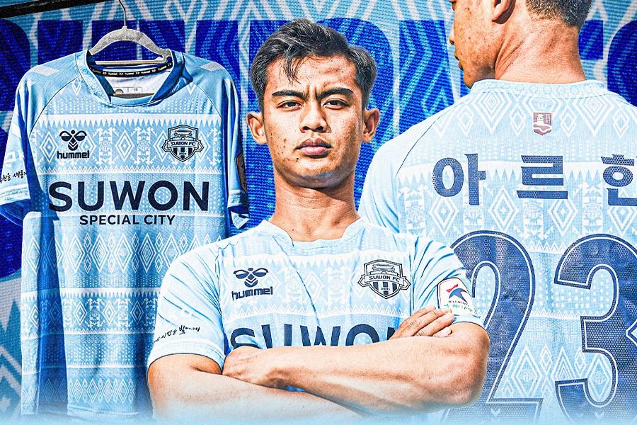 Suwon FC menggunakan corak batik pada jersey ketiga mereka. Tampak Pratama Arhan menjadi modelnya (Dede Sopatal Mauladi/Skor.id).