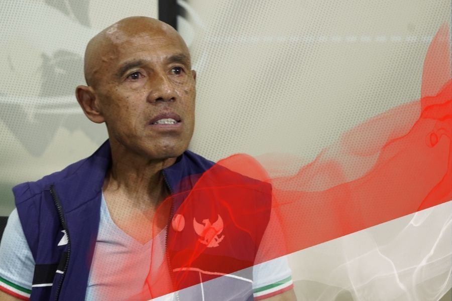 Kepala pemandu bakat PSSI, Simon Tahamata. (Foto: Dok. PSSI/Grafis: Deni Sulaeman/Skor.id)