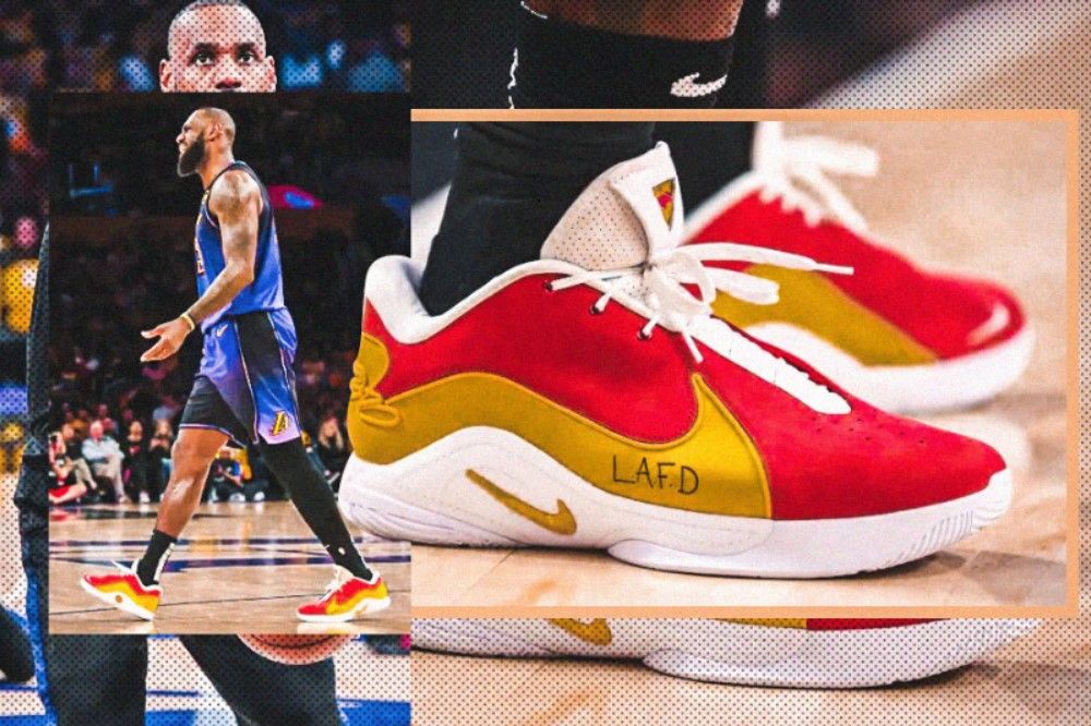 LeBron James ukir inisial pemadam kebakaran Los Angeles (LAFD) di sepatu Nike LeBron 22 miliknya saat LA Lakers menjamu San Antonio Spurs (Hendy Andika/Skor.id).