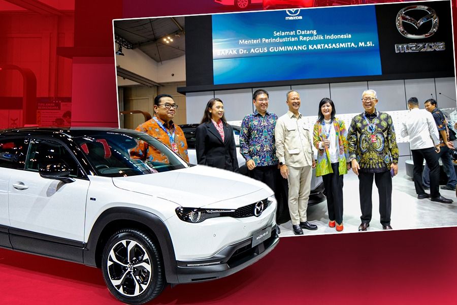 Booth Mazda di GJAW 2024 menampilkan Mazda MX-30, kendaraan terbaru yang jadi unggulan (Rahmat Ari Hidayat/Skor.id).