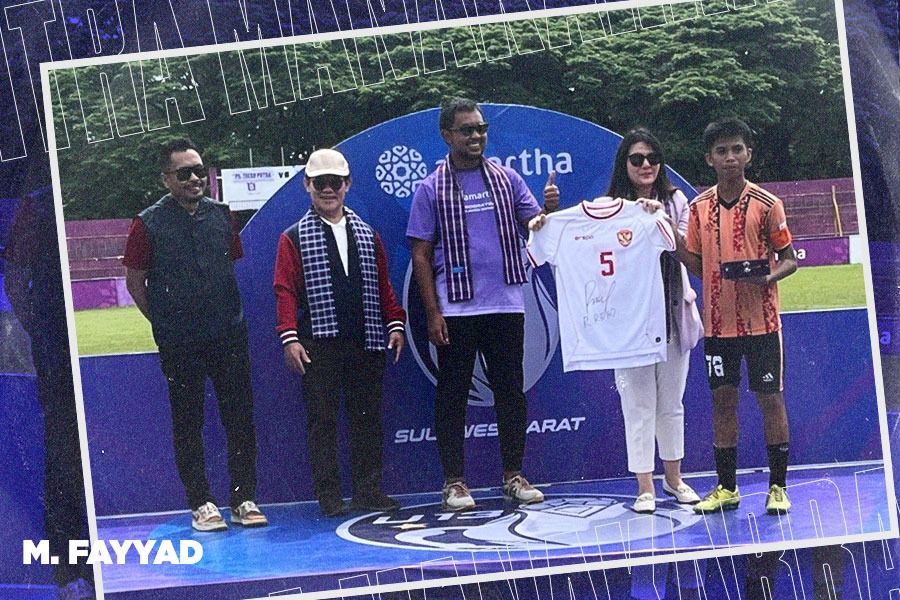 M. Fayyad (SSB Mitra Manakarra) menerima jersey bertanda tangan bek Timnas Indonesia, Rizky Ridho. (Foto: Dok. Garuda Gemah Nusantara/Grafis/Yusuf/Skor.id)