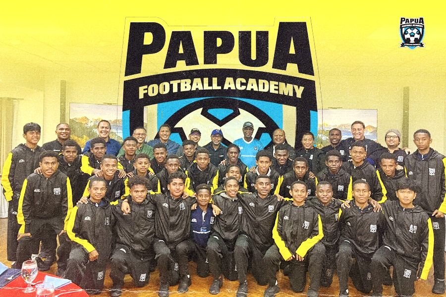 Para petinggi PT Freeport Indonesia bersama pemain Papua Football Academy. (Foto: Rais Adnan/Grafis: Rahmat Ari Hidayat/Skor.id)