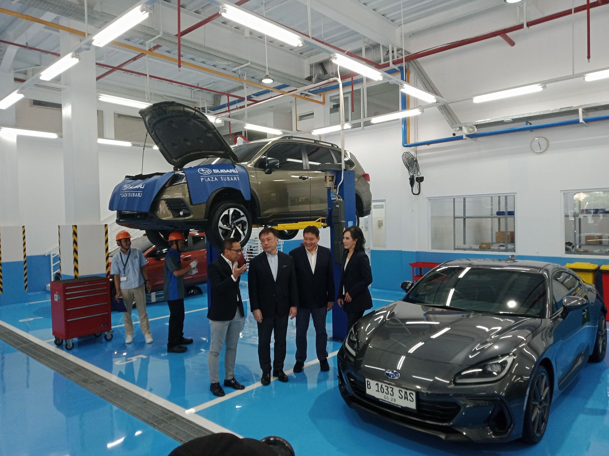 Jajaran petinggi Subaru berdiskusi di Service Center Plaza Subaru Kebon Jeruk (Kunta Bayu Waskita/Skor.id).