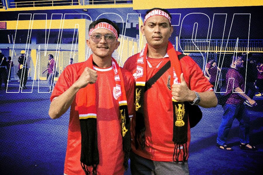 Suporter Timnas Indonesia yang juga TKI di Malaysia turut mendukung skuad Garuda lawan Irak di Stadion Utama Gelora Bung Karno, Jakarta, saat menghadapi Irak, 6 Juni 2024. (Yusuf/Skor.id)