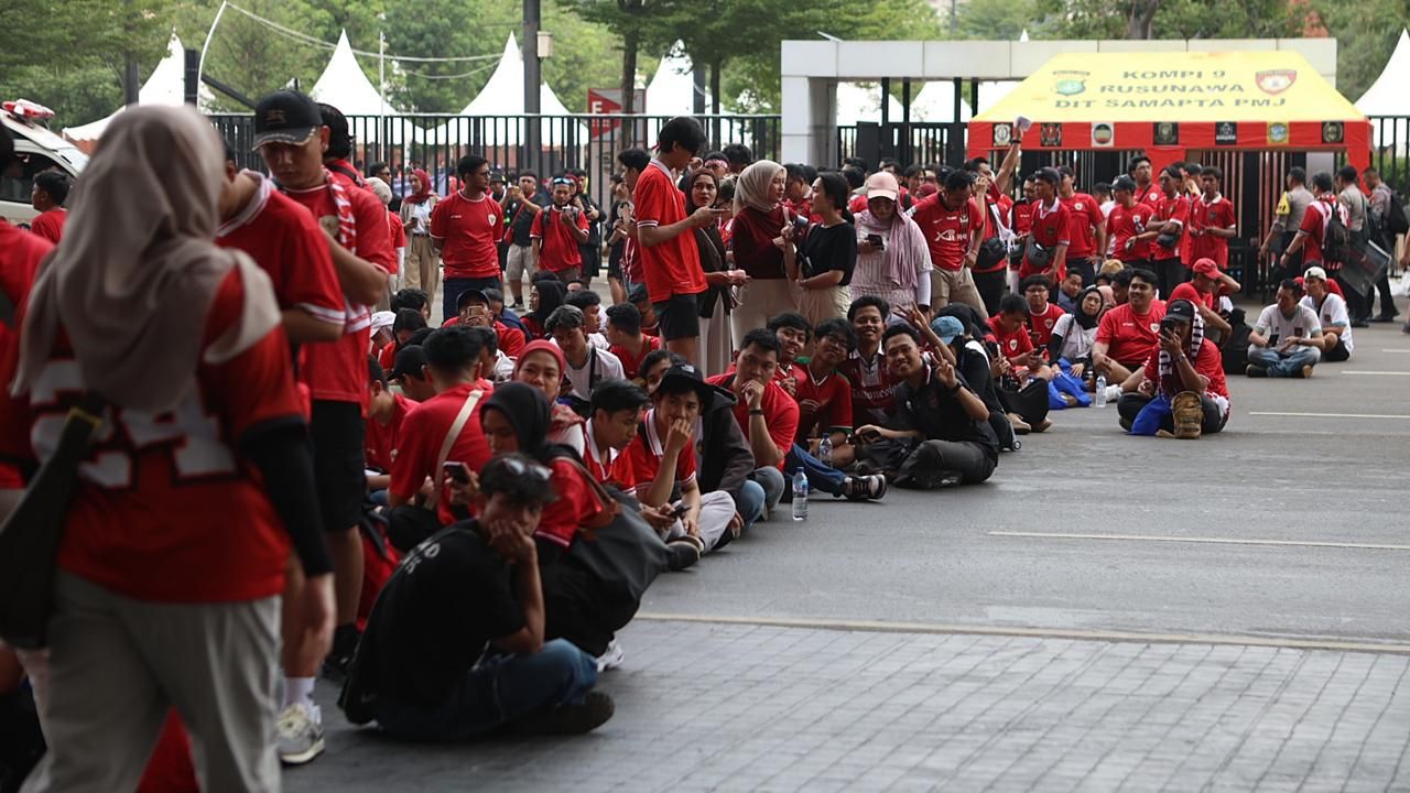 Suporter Timnas Indonesia mengantre masuk stadion (Timnas Indonesia vs Jepang). (Mario Sonatha untuk Skor.id)