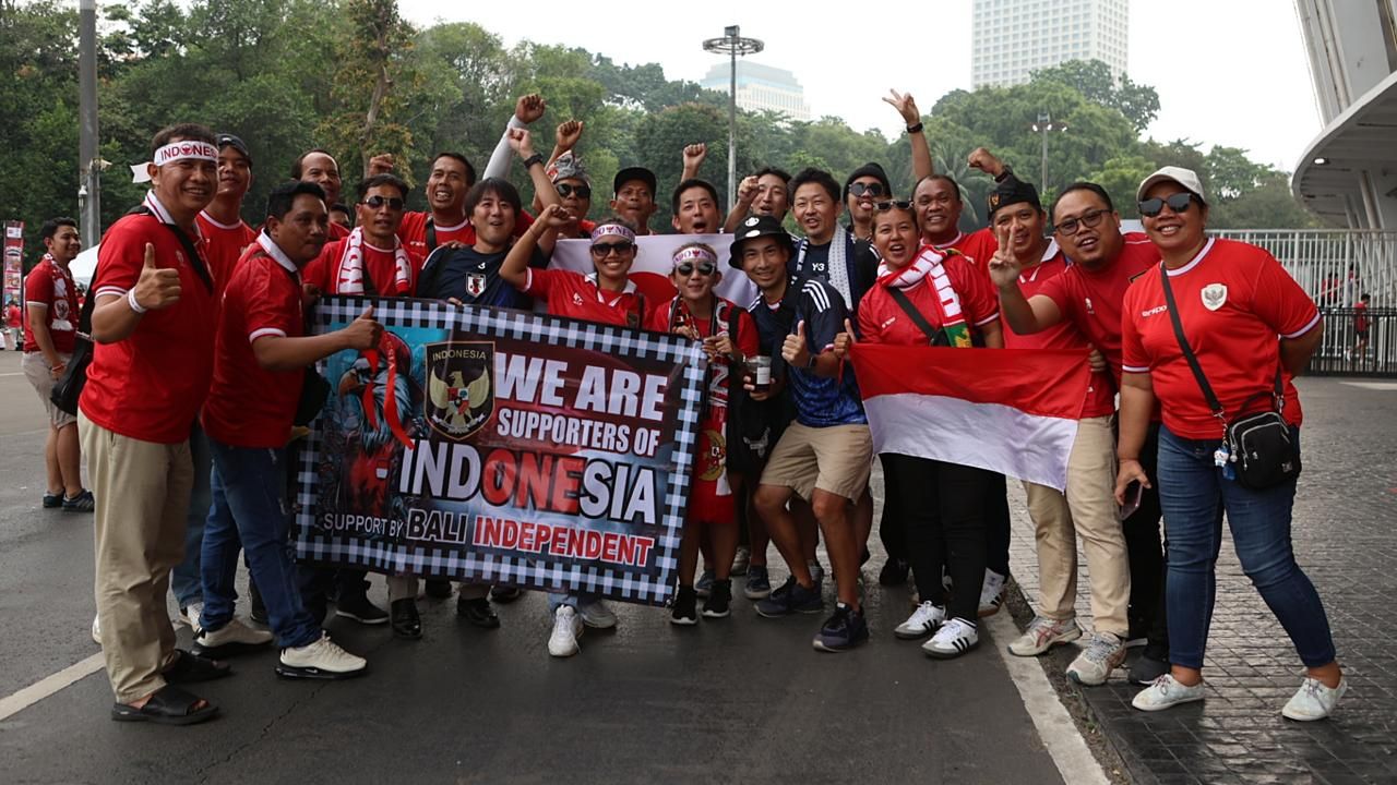 Suporter di laga Timnas Indonesia vs Jepang. (Mario Sonatha untuk Skor.id)