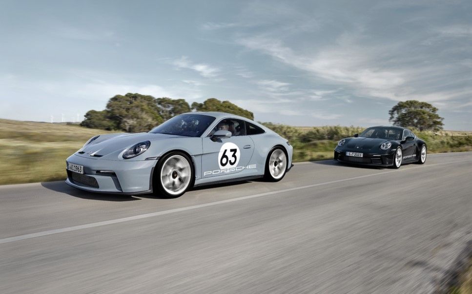 Porsche 911 S/T dengan Heritage Design Package (kiri) dan Porsche 911 S/T (Dok. Porsche).