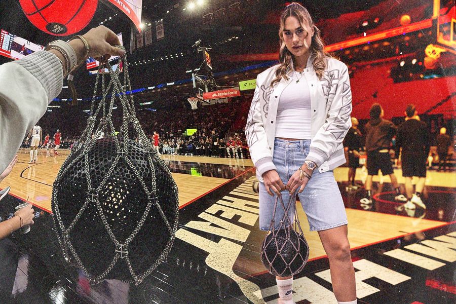 Tas jaring rantai dari Off-White dan bola basket tanpa udara Airless Gen1 dari Wilson yang dibawa petenis Aryna Sabalenka di laga NBA antara Miami Heat vs Sixers menarik perhatian publik. (Jovi Arnanda/Skor.id)