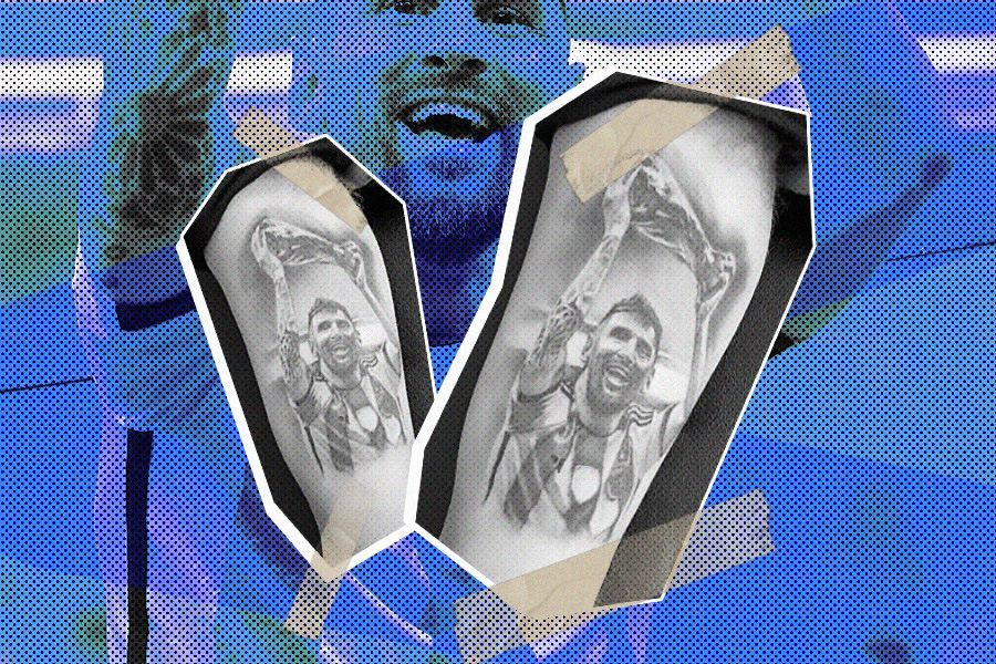 Tato Lionel Messi mengangkat trofi dibuat oleh seniman tato Yunani (Hendy AS/Skor.id).
