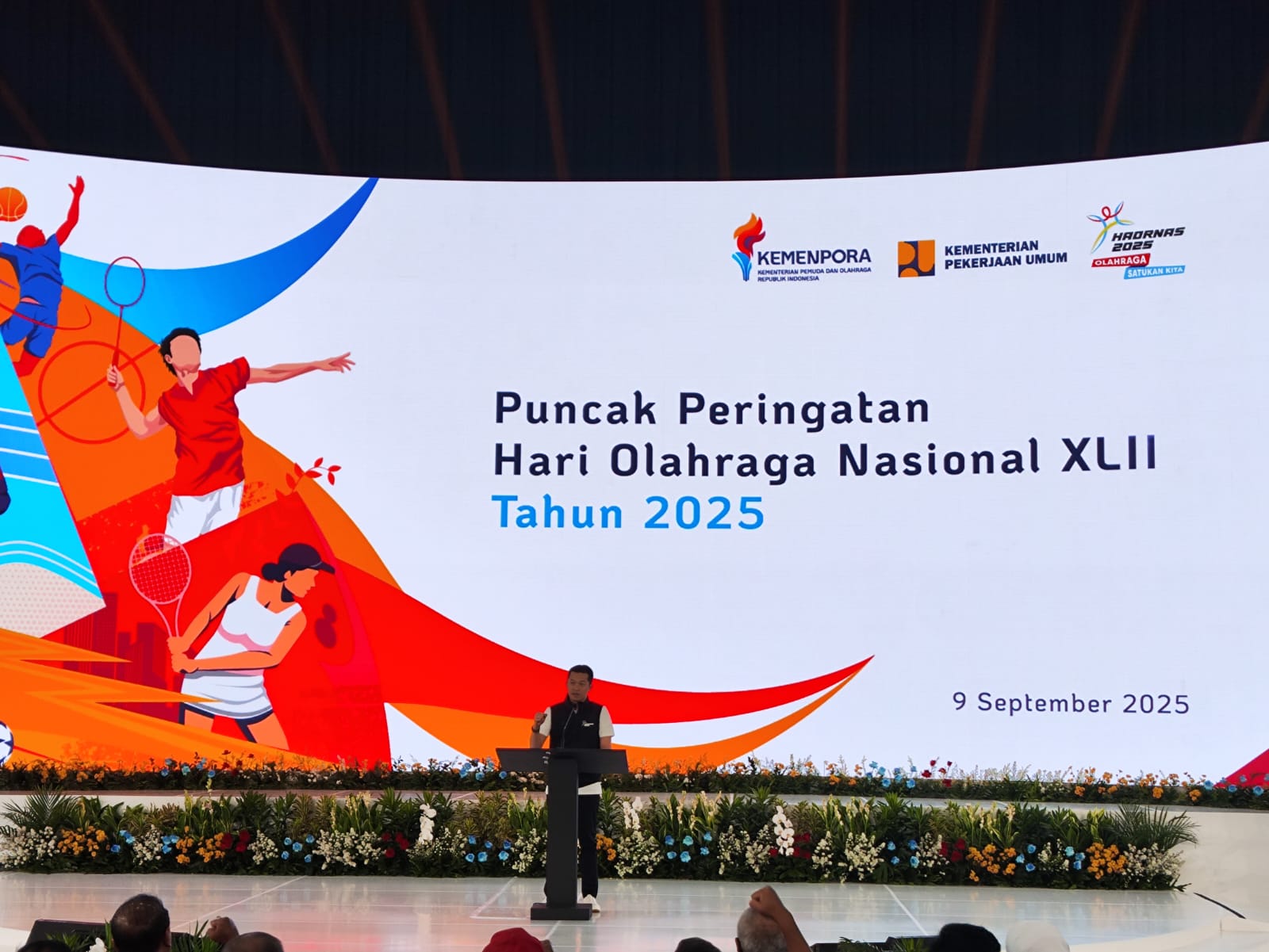 Wamenpora Taufik Hidayat di puncak peringatan Hari Olahraga Nasional. (Gangga Basudewa/Skor.id)