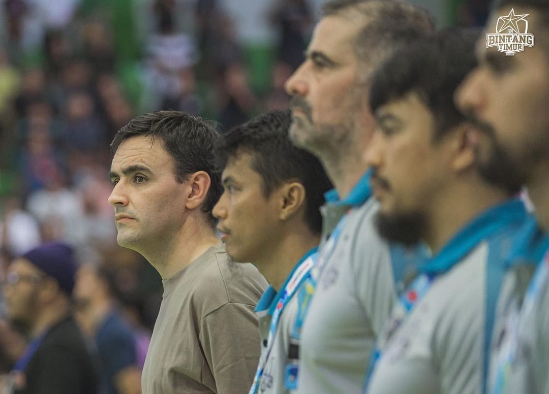 Hector Souto (kaus berbeda) bersama jajarannya termasuk Suso Rey (kedua darinya) saat melatih Bintang Timur Surabaya di Pro Futsal League 2022-2023, Februari 2023.