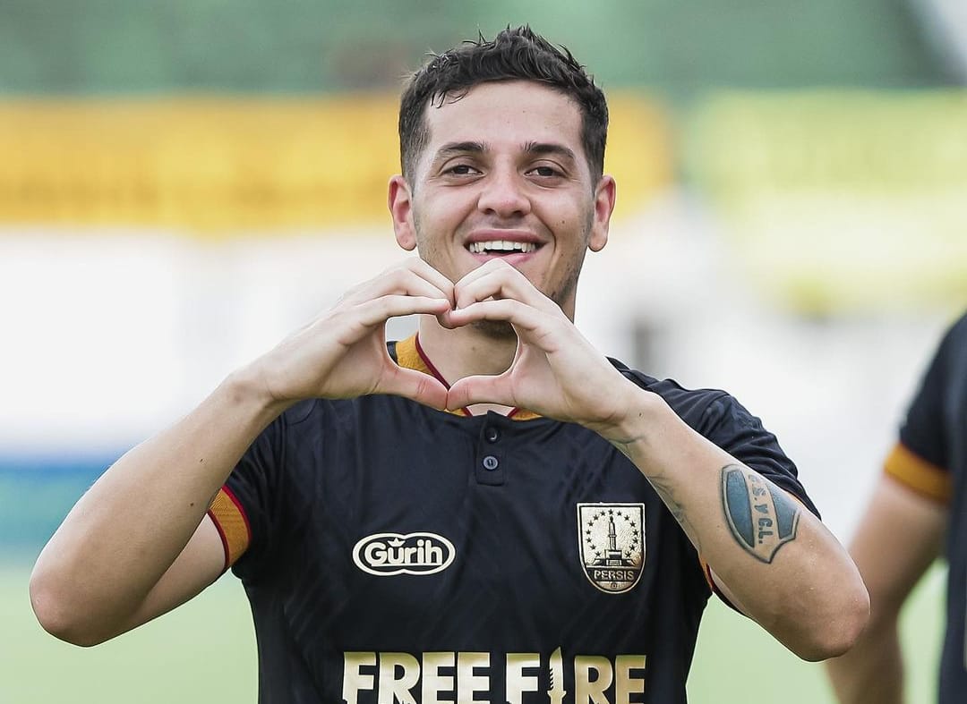 Alexis Messidoro merayakan golnya untuk Persis Solo ke gawang Barito Putera pada pekan ke-31 Liga 1 2022-2023 di Stadion Demang Lehman, Banjar Baru, 21 Maret 2023.