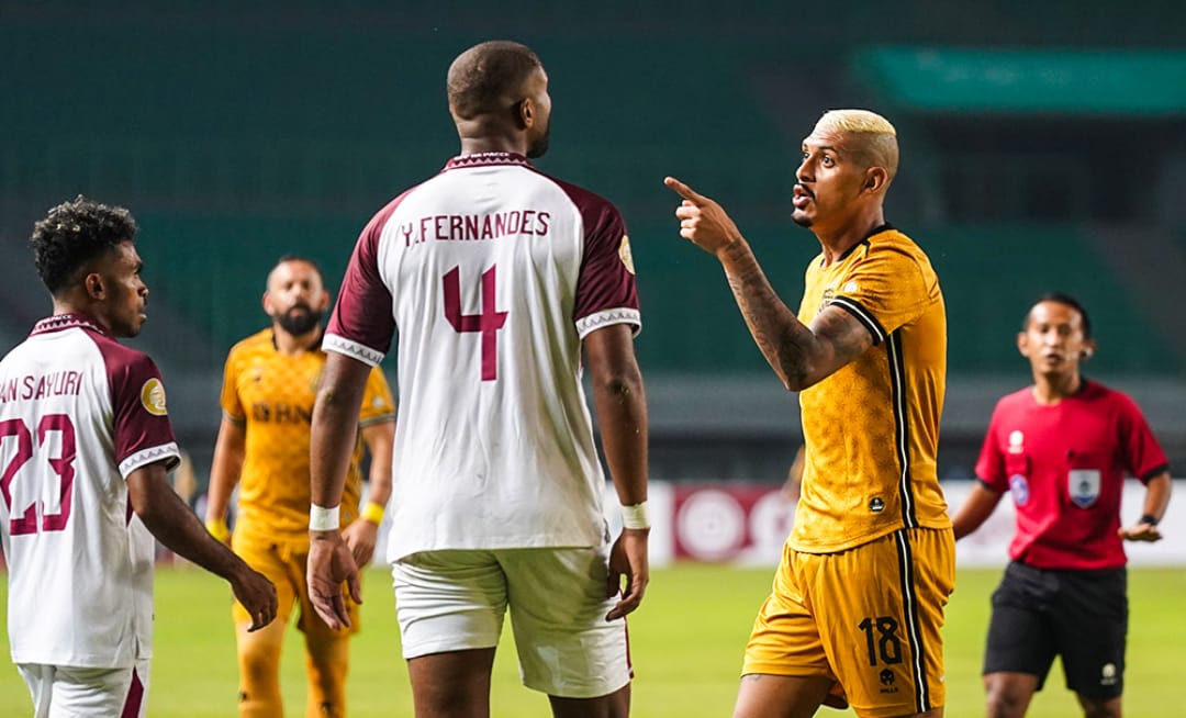 Crilsan Henrique (Bhayangkara FC) vs Yuran Fernandes (PSM Makassar)