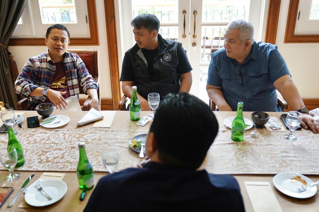 Ketua Umum PSSI, Erick Thohir (tampak belakang) melakukan pertemuan dengan perwakilan suporter klub Liga 1 pada 19 Agustus 2023. (Fazar Zulfachmi/Skor.id)