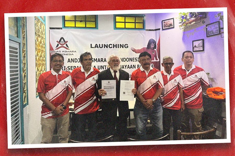 Legenda Timnas Indonesia, Andjas Asmara (tengah pakai jas hitam), mendirikan Yayasan Andjas Asmara For Indonesia yang fokus dalam pembinaan usia dini. (Jovi Arnanda/Skor.id)