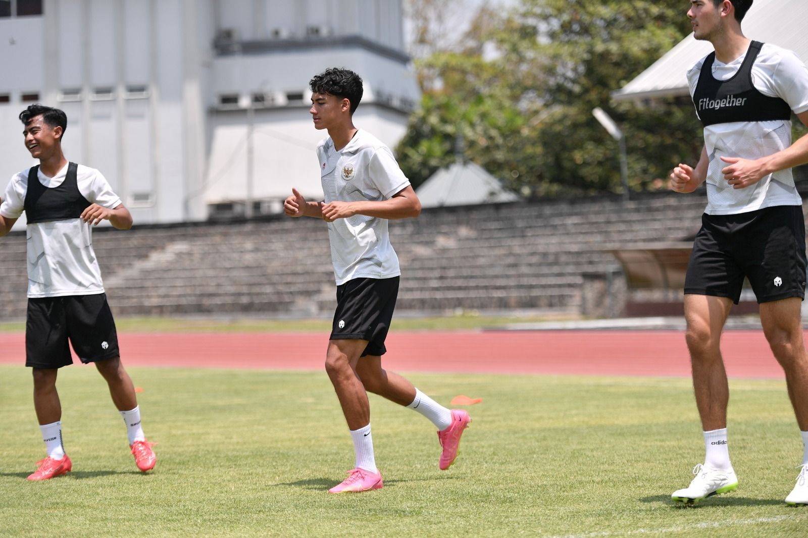 Rafael Struick (tengah) saat mengikuti agenda latihan timnas U-23 Indonesia di Stadion Sriwedadi, Solo, 7 September 2023. (Media PSSI)