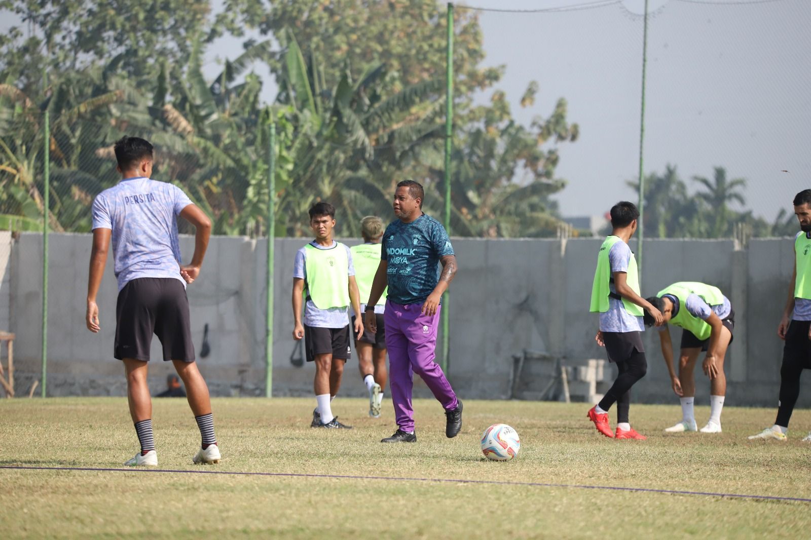 Divaldo Alves (celana ungu) memimpin latihan Persita Tangerang dalam persiapan lanjutan Liga 1 2023-2024 di Tangerang, 12 September 2023. (Media Persita)