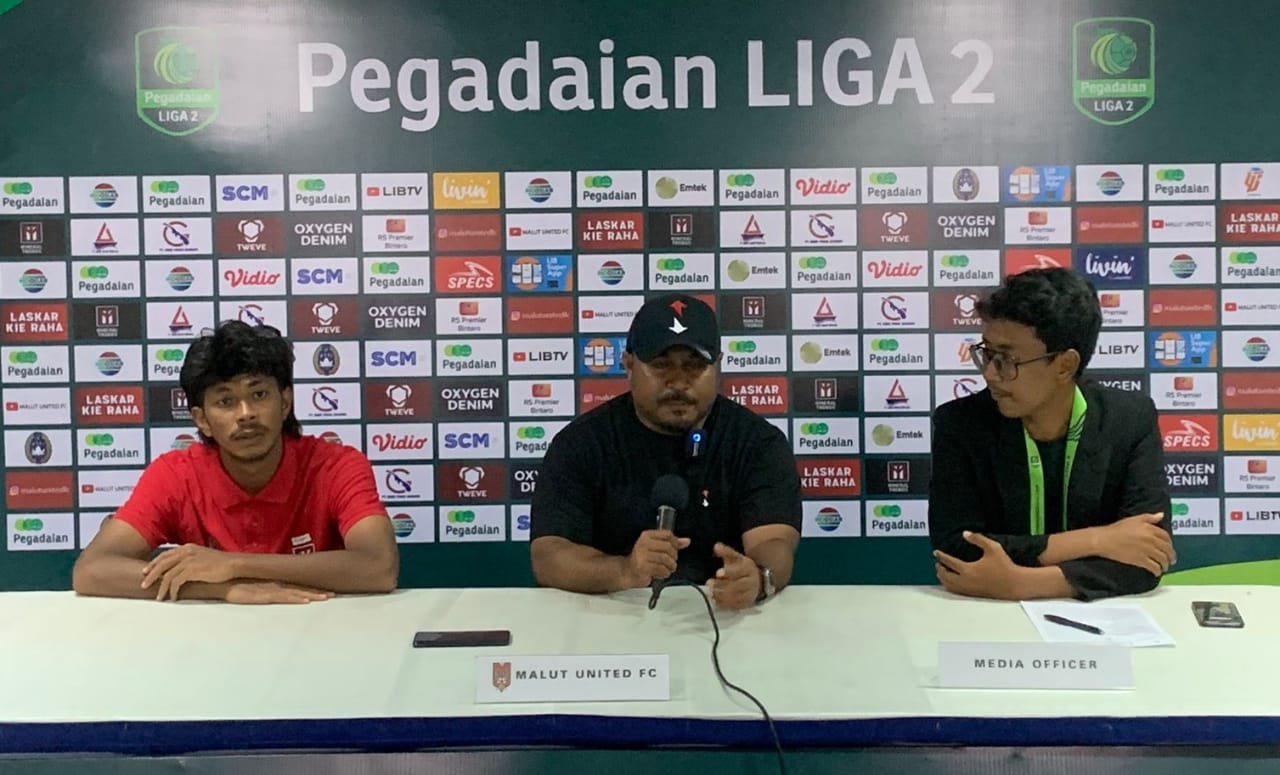 Pelatih Malut United, Imran Nahumarury (tengah) memberi keterangan pers setelah laga melawan Perserang Banten di Stadion PTIK, Jakarta, 18 September 2023. (Taufani Rahmanda/Skor.id)