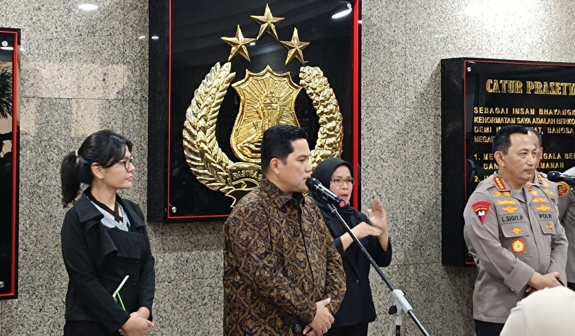 Ketua Umum PSSI, Erick Thohir (batik) didampingi wakilnya Ratu Tisha dan Kapolri Listyo Sigit memberikan keterangan pers usai melakukan pertemuan di Mabes Polri, Jakarta, 19 September 2023. (Sumargo Pangestu/Skor.id)