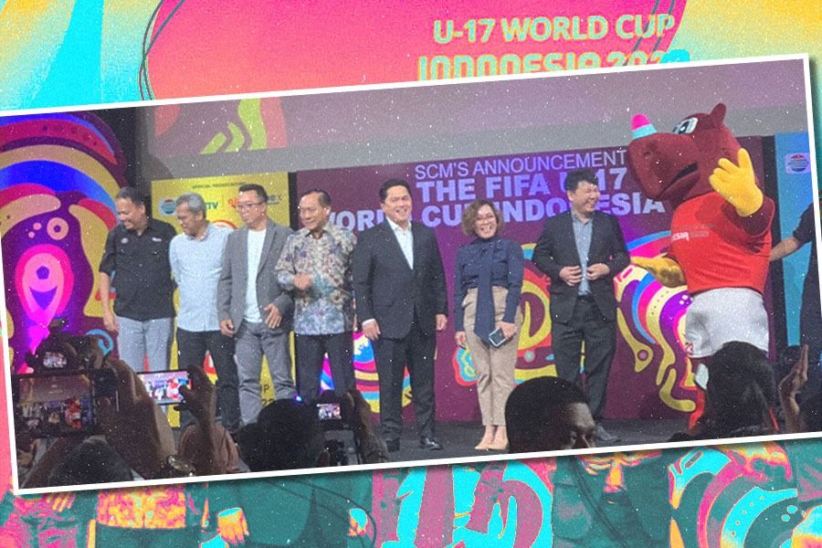 Ketum PSSI, Erick Thohir, bersama SCM Grup dalam jumpa pers official broadcaster Piala Dunia U-17 2023, Selasa (3/10/2023). (M. Yusuf/Skor.id)