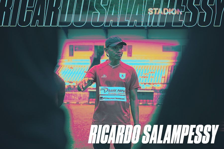 Ricardo Salampessy memimpin latihan Persipura Jayapura jelang tampil di Babak Playoff Liga 2 2023-2024, Januari 2024. (Foto Instagram Persipura Jayapura/ Grafis: Yusuf/Skor.id)