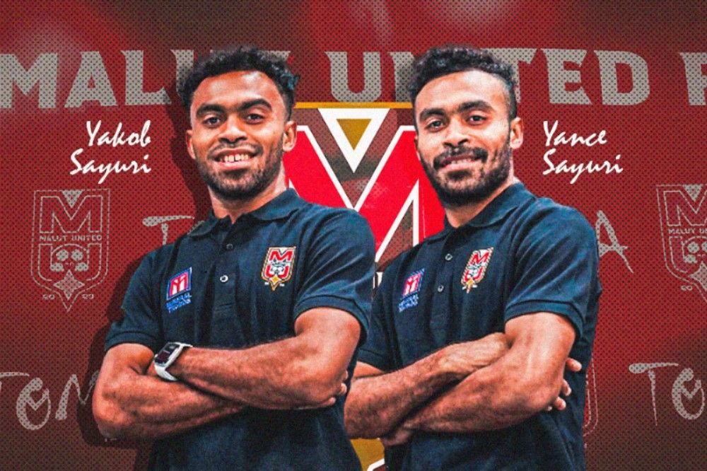 Yakob Sayuri dan Yance Sayuri resmi diperkenalkan sebagai pemain baru Malut United pada 16 Juni 2024. (Foto Malut United/Grafis Hendy Andika/Skor.id)