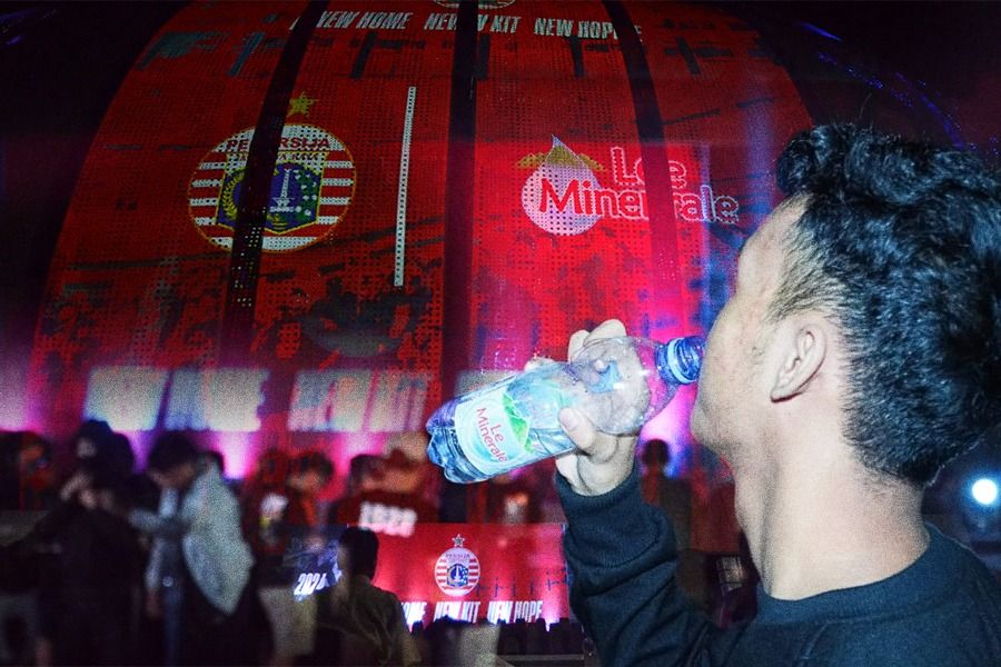 Persija Jakarta menjalin kerja sama dengan Le Minerale pada keikutsertaannya di Liga 1 2024-2025. (Foto: Istimewa/Grafis: Rahmat Ari Hidayat/Skor.id)