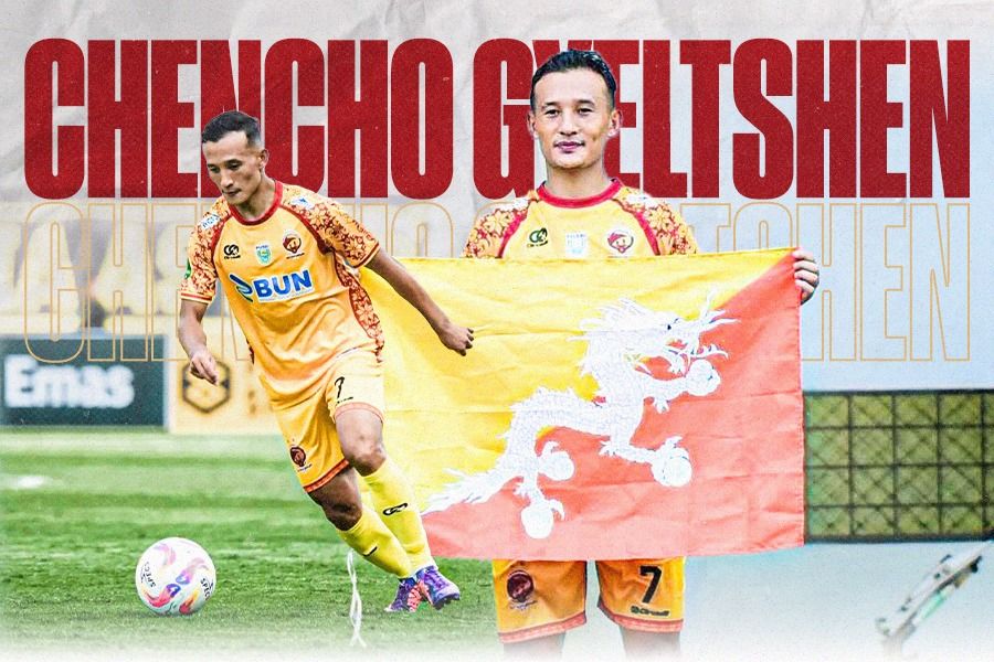 Penyerang Timnas Bhutan, Chencho Gyeltshen, membela Sriwijaya FC pada Liga 2 2024-2025. (Foto: Instagram Chencho Gyeltshen/Grafis: Dede Sopatal Mauladi/Skor.id)