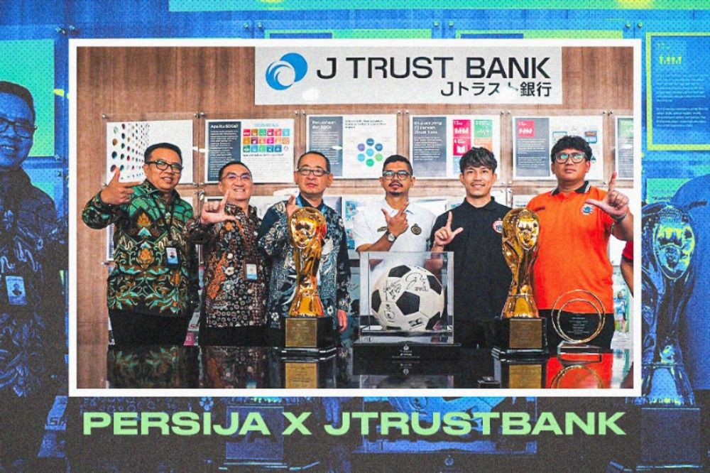 J Trust Bank memperkuat kerja sama dengan Persija Jakarta dengan meluncurkan kartu debit TORA PERSIJA, Oktober 2024. (Foto: J Trust Bank/Grafis: Hendy Andika/Skor.id)