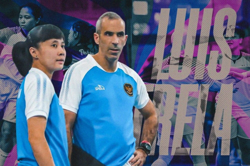 Pelatih Timnas futsal putri Indonesia, Luis Estrela didampingi asistennya, Citra Adisti. (Foto: FFI/Grafis: Hendy Andika/Skor.id)