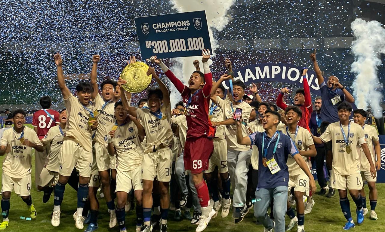 Persita Tangerang U-20 merayakan keberhasilan juara EPA Liga 1 U-20 2024-2025 di Stadion Patriot Candrabhaga, Bekasi, 22 Februari 2025. (Taufani Rahmanda/Skor.id)