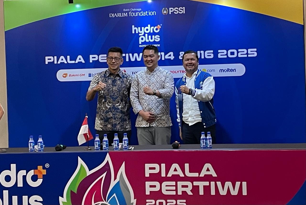 Program Director Milklife Soccer Challenge Teddy Tjahjono, Direktur Utama PT GSI Marsal Masita, dan Group Brand Head Hydroplus Jose Moriza, pada konferensi pers Piala Pertiwi 2025 di Tangerang, 14 April 2025. (Taufani Rahmanda/Skor.id)