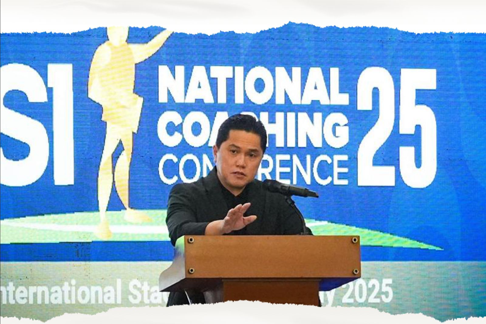 Ketua Umum PSSI, Erick Thohir, pada acara National Coach Conference 2025 di Jakarta International Stadium (JIS), Jakarta, pada 18 Juli 2025. (Foto: PSSI/Grafis: Deni Sulaeman/Skor.id)