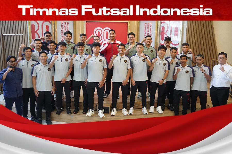 Skuad Timnas futsal Indonesia untuk CFA International Men's Futsal Tournament di Shijazhuang, Cina, dilepas oleh Menpora RI, Dito Ariotedjo (jaket merah), di Jakarta pada 3 September 2025. (Foto: Media FFI/Grafis: Deni Sulaeman/Skor.id)