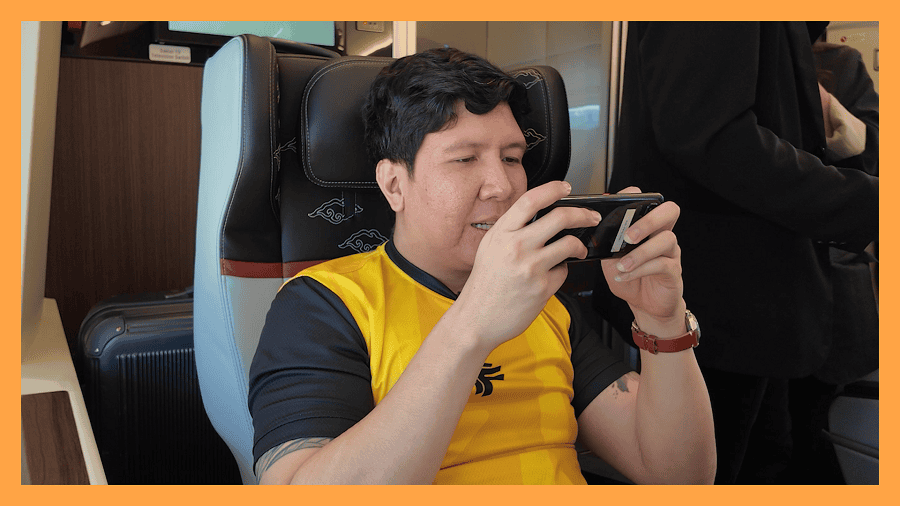 Windah Basudara bermain Free Fire di Kereta Cepat Jakarta Bandung. (Garena)