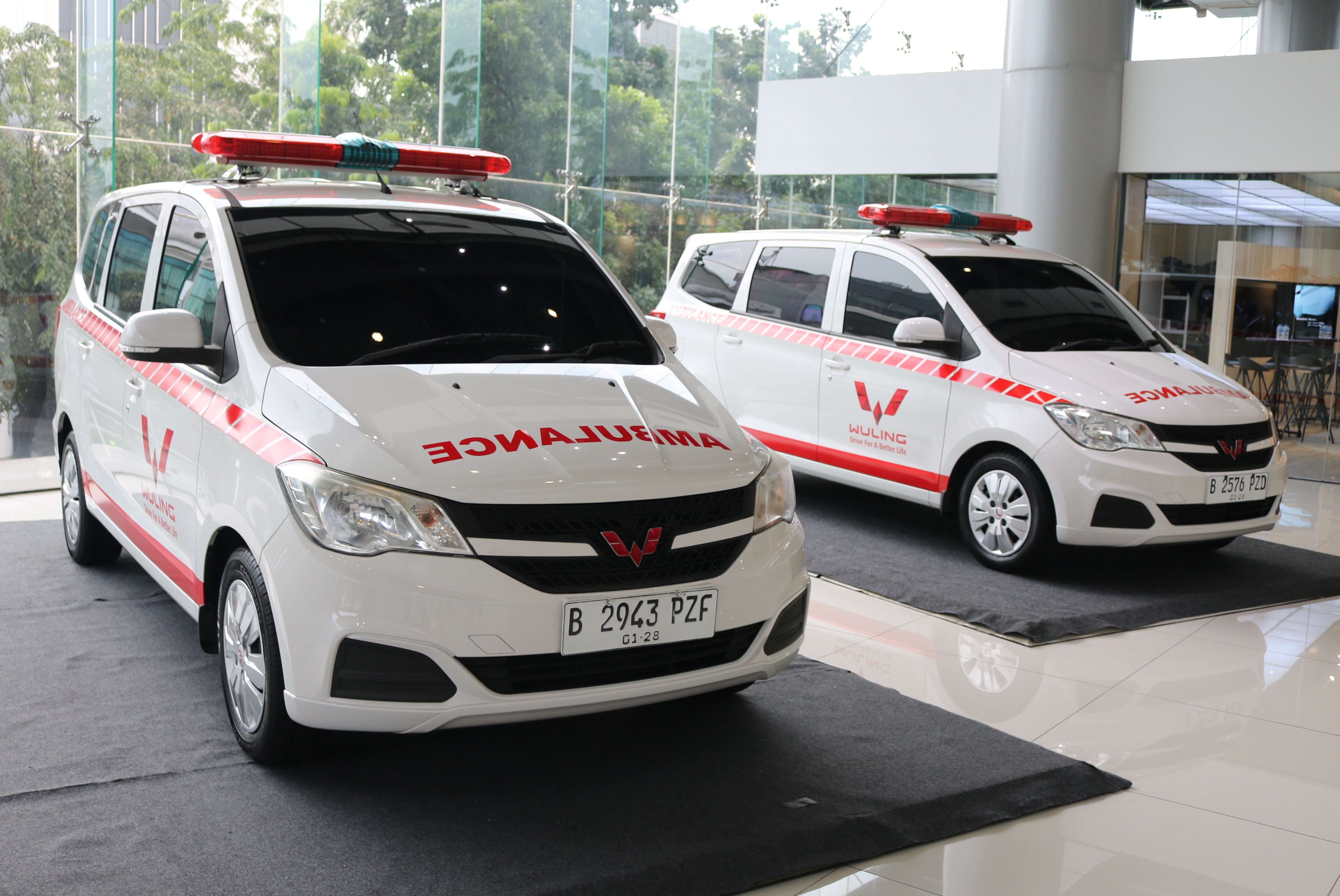 Wuling Motors melakukan serah terima 2 unit New Confero yang akan dioperasikan sebagai ambulans kepada Yayasan Bahtera Maju Indonesia di Wuling Center (Dok. Wuling Motors)