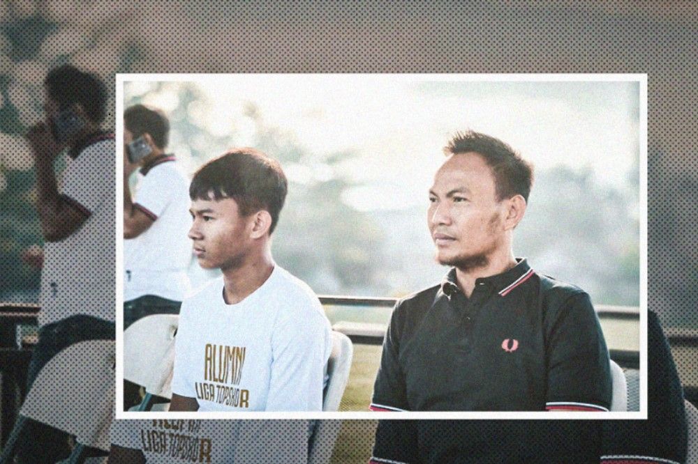 Zahaby Gholy, alumni Liga TopSkor dari SSB RMD dan pemain Timnas U-16 indonesia dan ayahnya, Muhammad, dalam pembukaan TopSkor Cup National Championship 2024 di ATG, Sentul, Senin (8/7/2024). (Hendy AS/Skor.id)