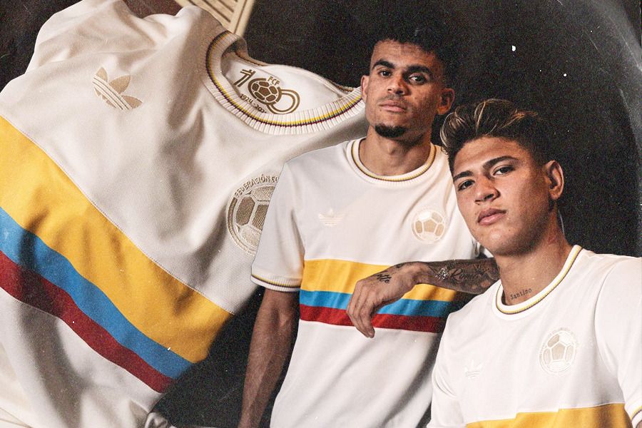 Dua pilar Timnas Kolombia, winger Luis Diaz dan gelandang serang Jorge Carrascal memamerkan jersey edisi khusus 100 tahun sepak bola Kolombia dari Adidas. (Jovi Arnanda/Skor.id)