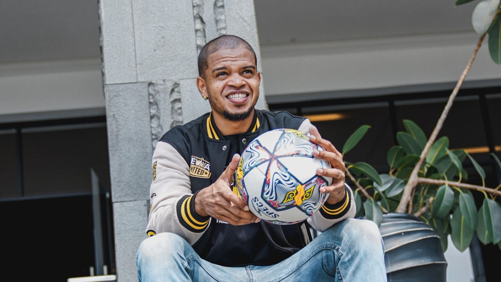 Striker asal Brasil, Alex Martins Ferreira, resmi diperkenalkan sebagai pemain anyar Dewa United, Selasa (6/6/2023). (Media Dewa United)