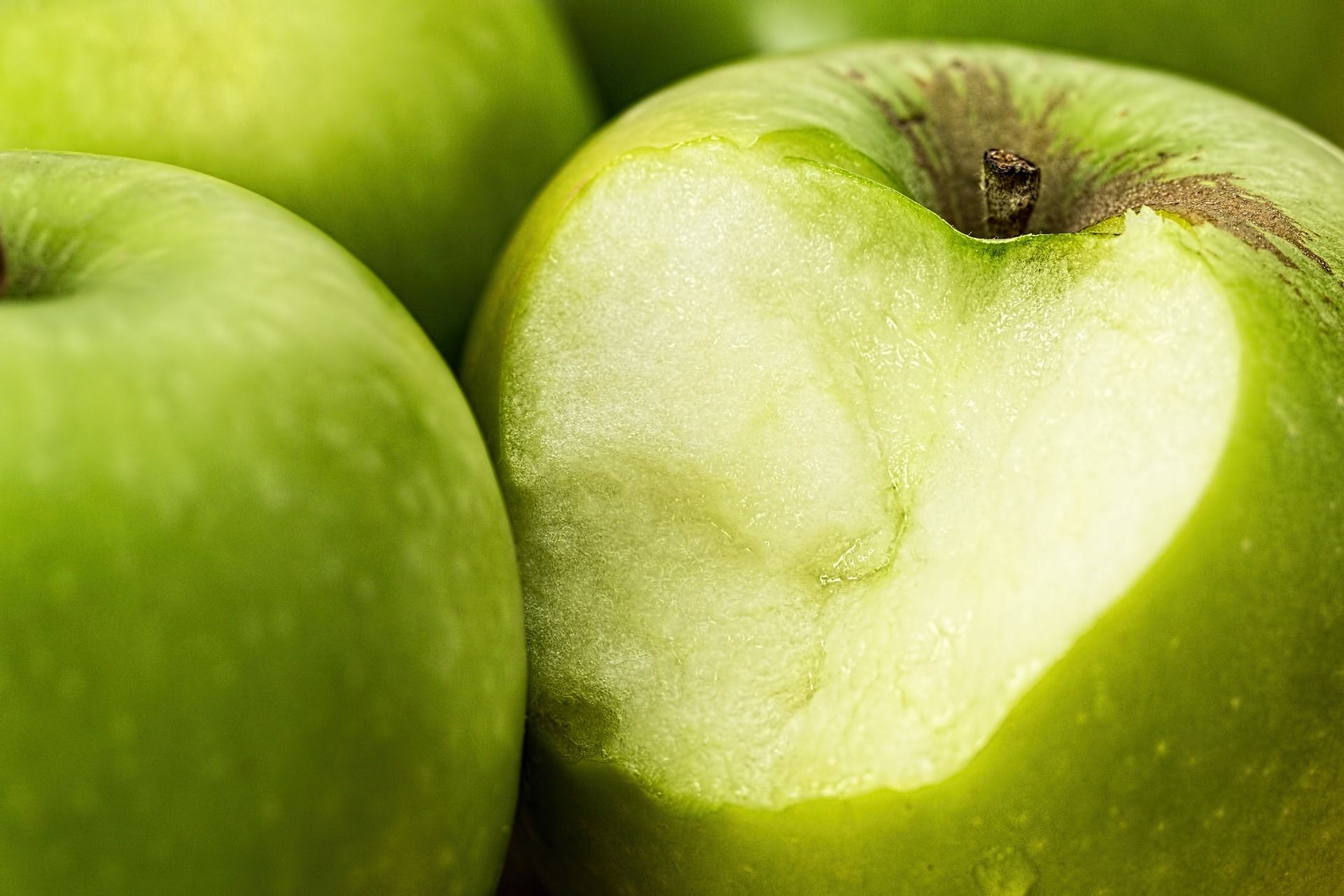 Buah apel mengandung polifenol, yang diketahui meningkatkan kekuatan dan menghilangkan lemak (Dok. Steve Buissinne/Pixabay).