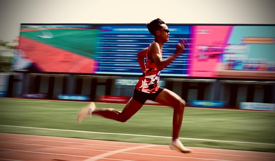 Ilustrasi berlari dalam cabang olahraga atletik. (Foto: MilkLife Athletics Challenge Seri 2 2025/Grafis: Skor.id)