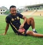 Kiper Bhayangkara FC Lari di Hutan dan Latihan dengan Pohon