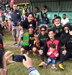 Rindu Tribune Stadion, Bonek Dukung Pemain Persebaya Sampai ke Pelosok Desa