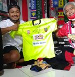 Kiper Bhayangkara FC Hibahkan Benda Bersejarah ke Museum Pasoepati