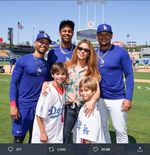 Lupakan Pique, Shakira Hadiri Pertandingan Bisbol LA Dodgers bersama Milan dan Sasha