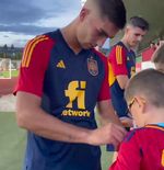 VIDEO: Alvaro Morata dan Ferran Torres Memberikan Tanda Tangan kepada Fans Cilik Timnas Spanyol
