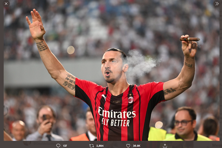 Selebrasi Juara AC Milan, Zlatan Ibrahimovic Merokok di Lapangan