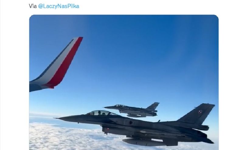 FOTO: Tim Nasional Polandia Terbang ke Qatar dengan Pengawalan Dua Jet F-16