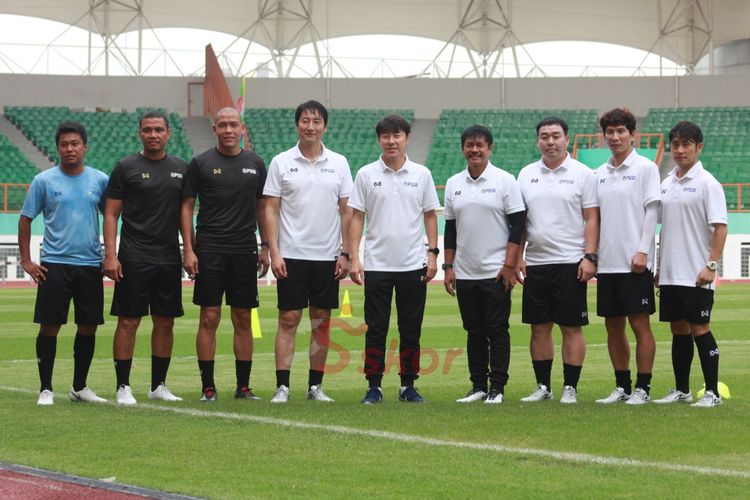Tim pelatih timnas Indonesia mulai dari U-19, U-23, hingga level senior, hadir dalam seleksi perdana timnas Indonesia U-19 di Stadion Wibawa Mukti, Cikarang, Senin,13 Januari 2020.