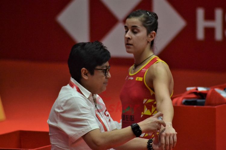 Carolina Marin, pebulu tangkis Spanyol saat mendapat perawatan tim medis di sela-sela final Indonesia Masters 2020 di Istora GBK, Senayan, Jakarta, 19 Januari 2020). 